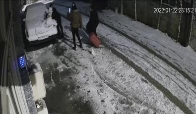 Gülümseten Kardan Adam Hirsizligi