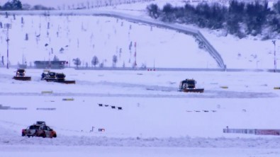 Istanbul Havalimani'ndaki Pistleri Temizleme Çalismasi Sürüyor