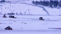 Istanbul Havalimani'ndaki Pistleri Temizleme Çalismasi Sürüyor