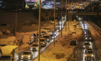 İstanbul'un kar hezimetinde CHP'nin trol ünlüleri rezalete tek kelime etmedi! Şahan Gökbakar, Tarkan, Cem Yılmaz, Berna Laçin...