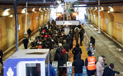 İstanbullunun toplu ulaşım çilesi bitmek bilmiyor! İETT, metro ve tramvay seferlerinin azlığı vatandaşı mağdur etti!