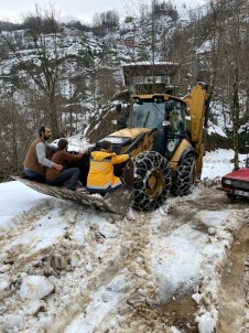 Kar Nedeniyle Yolu Kapali Olan Hasta Is Makinesi Ile Ambulansa Getirildi