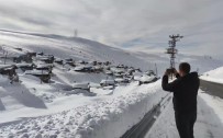 Manzarayi Görenler Durup Cep Telefonuna Sariliyor
