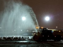 Sabiha Gökçen Havalimani'nda Karla Mücadele Çalismalari Sürüyor