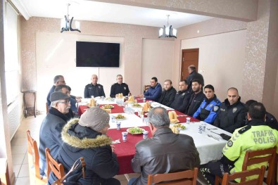 Tarsus Emniyet Müdürü Ebubekir Fil Muhtarlarla Bir Araya Geldi