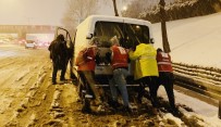 Türk Kizilay Ekipleri, Istanbul'daki Kar Yagisindan Etkilenen Vatandaslara Destek Oluyor