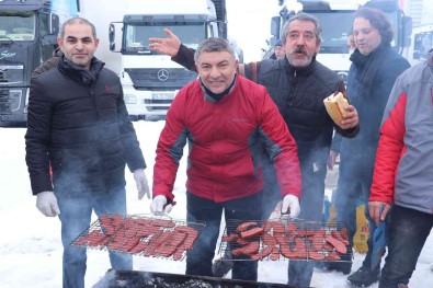 Yolda Mahsur Kalan Tir Sürücüleri Için Mangal Kurdular