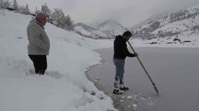 Amasya'daki Ziyaret Baraj Gölü Ilk Kez Buz Tuttu