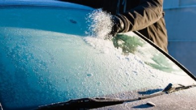 Araba Camındaki Buz Nasıl Temizlenir?