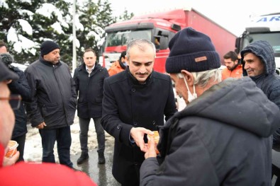 Baskan Çiftçi, Yolda Kalan Tir Soförlerine Çorba Ikram Etti
