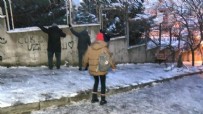  MALTEPE - CHP'li belediyelerin karla mücadele yetersizliği! Vatandaşlar düşmemek için duvara tutundu
