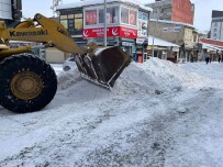 Eleskirt'te Ekiplerin Kar Temizleme Çalismasi Devam Ediyor