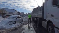 Günlerdir Kapali Halde Olan Hadimköy Yolu Araçlarin Çekilmesiyle Trafige Açildi