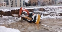 ATAŞEHİR - İş makinesi buz göletine devrildi! 1 kişi hayatını kaybetti