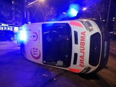 Izmir'de Otomobil Ile Çarpisan Ambulans Yan Yatti Açiklamasi 3 Yarali