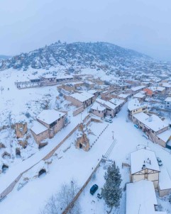 Kar Altindaki Tarihi Frig Vadisi Seyrine Doyumsuz Manzara Ortaya Çikardi