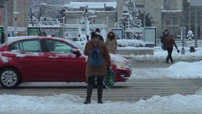 Kayseri'de Kar Yagisi Kenti Beyaza Bürüdü