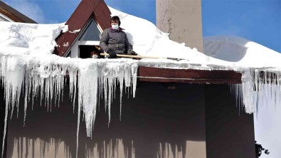 (Özel) Çatilardaki Dev Buz Sarkitlarini Saatlerce Ugrasip Temizledi