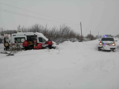 UMKE Yolu Kapali Kirsal Bölgelerdeki Hastalara Bir Bir Ulasiyor