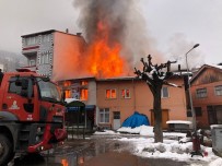 Yenice'deki Yanginda 3 Ev Ve 1 Is Yeri Alevlere Teslim Oldu