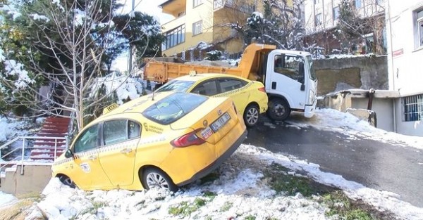 İstanbul'da fıkra gibi zincirleme trafik kazası!