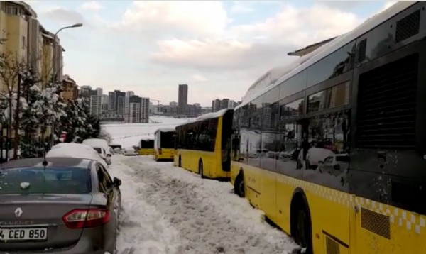 Başakşehir'de kar yağışı nedeniyle yolda kalan İETT otobüsleri 2 gündür kurtarılmayı  bekliyor!