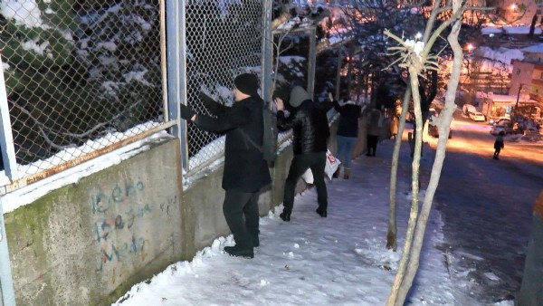 CHP'li belediyelerin karla mücadele yetersizliği! Vatandaşlar düşmemek için duvara tutundu