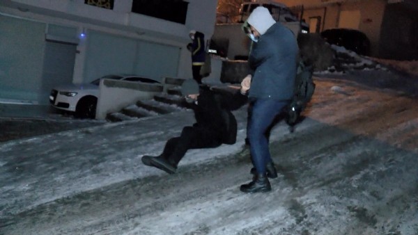 CHP'li belediyelerin karla mücadele yetersizliği! Vatandaşlar düşmemek için duvara tutundu