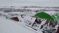 Bingöl'de Kar Kütlesine Dayanamayan Çati Çöktü