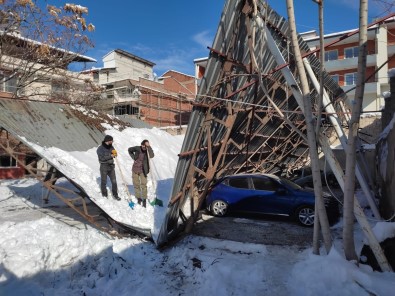 Çöken Otoparkin Çatisi Karton Gibi Ikiye Ayrildi