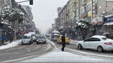 Düzce'de Kar Yagisi Etkili Oluyor
