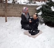 Engelli Genç Ailesi Ile Kar Topu Oynadi, O Anlar Yürekleri Isitti