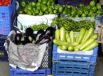 Kar Yagisi Istanbul'daki Sebze Ve Meyve Hallerini Etkiledi