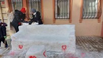 Kar Yagisini Firsata Çevirip Sanatlarini Konusturdular