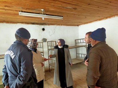 Kaymakam Özay, 3,5 Siddetindeki Depremin Meydana Geldigi Köyde Incelemelerde Bulundu