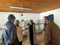 Kaymakam Özay, 3,5 Siddetindeki Depremin Meydana Geldigi Köyde Incelemelerde Bulundu