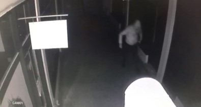 Levyeyle Deponun Kilidini Kirip 25 Bin TL'lik Sigarayi Çaldi