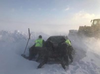 Tipide Mahsur Kalan Vatandaslari Ekipler Kurtardi