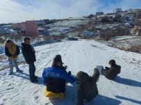 Usak Polisi, Çocuklarla Sokakta Posetle Kaydi