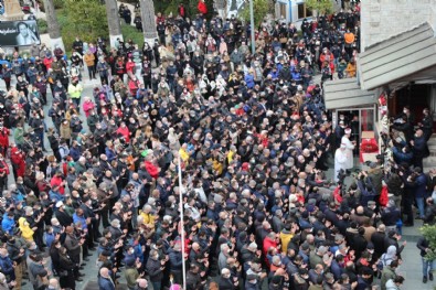 Fatma Girik son yolcuğuna uğurlandı! Usta oyunca hayat arkadaşı Memduh Ün'e kavuştu...