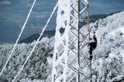 Kesintisiz Enerji Için Çalisan Ekipler Hava Sartlarina Aldirmiyor