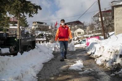 Mersin'de Karla Kapli Kirsalda Ekmek Ve Süt Dagitildi