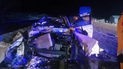 Yozgat'ta korkunç kaza! Otomobil hurdaya döndü