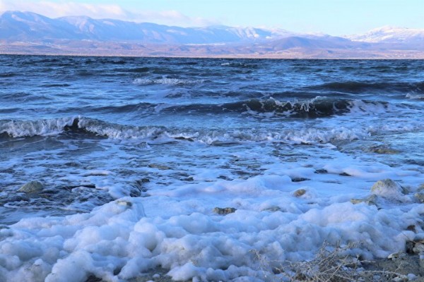 Burdur Gölü köpürdü! Uzmanlar endişelendiren görüntünün nedenini açıkladı