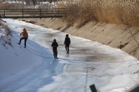 Buz Tutan Sulama Kanalinda Çocuklarin Tehlikeli Oyunu