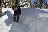 Çatidan Yere Uzanan Buz Sarkitlari