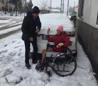 Engelli Kiziyla Kartopu Oynayan Baba Yürekleri Isitti