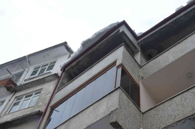 Kaldirimda Yürüyen Vatandasin Üstüne Kar Kütlesi Düstü