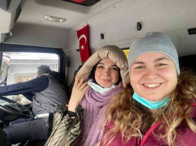 Kar Esaretinde Hastaneye Is Makinesiyle Giden Ebeler, O Anlari Anlatti