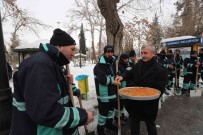 Kar Temizleme Çalismasi Yapan Ekiplere Baklava Dopingi